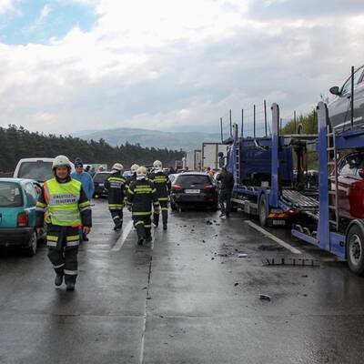 Etwa 50 Fahrzeuge rasten ineinander. 11 Menschen wurden verletzt.