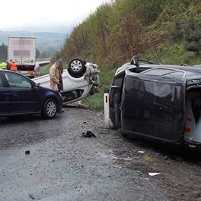 Etwa 50 Fahrzeuge rasten ineinander. 11 Menschen wurden verletzt.