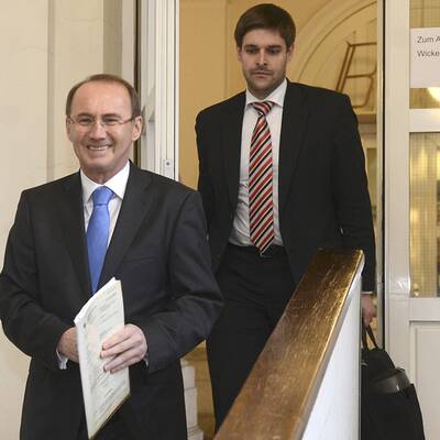 Der erste Prozess-Tag: Der ehemalige Minister weist jede Schuld von sich