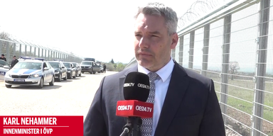 karl nehammer vor grenzzaun