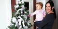 Promis schmücken ihren Christbaum