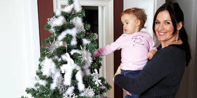 Promis schmücken ihren Christbaum