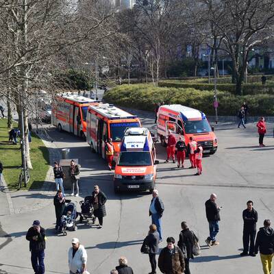 Bomben-Alarm am Karlsplatz