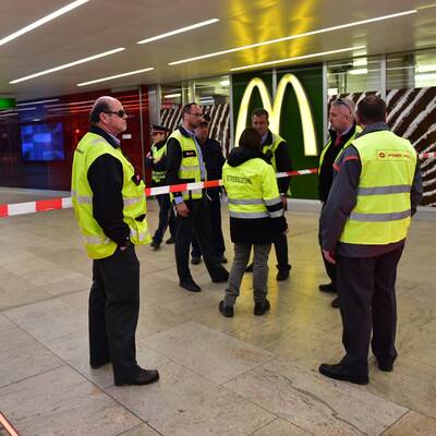 Bomben-Alarm am Karlsplatz