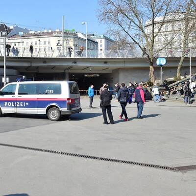 Bomben-Alarm am Karlsplatz