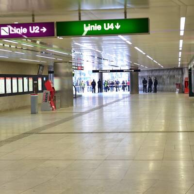 Bomben-Alarm am Karlsplatz