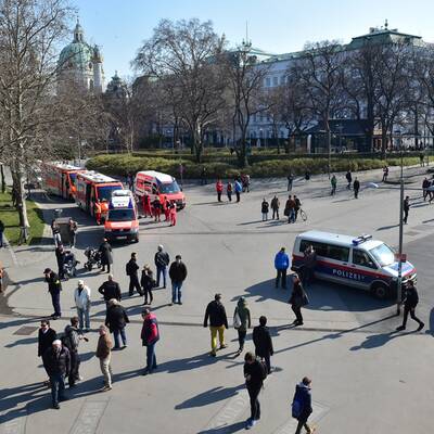 Bomben-Alarm am Karlsplatz