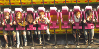 Junger Mann flog kopfüber von Karussell