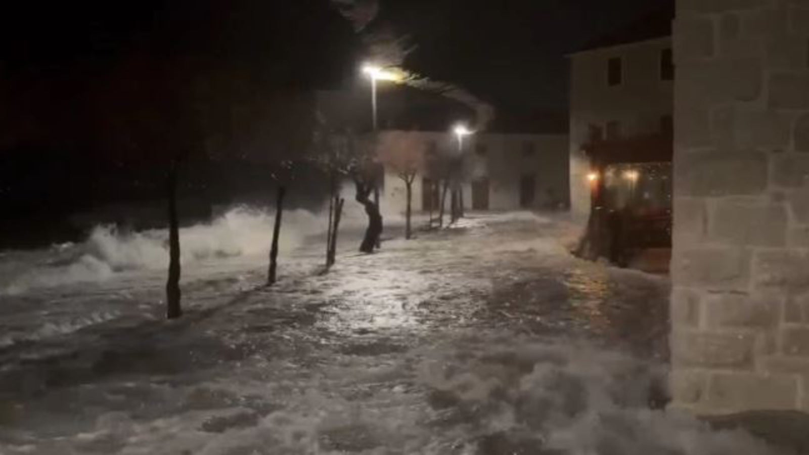 "Noch nie erlebt" – Adria-Sturmflut flutet Häuser Kép