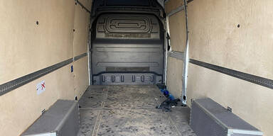 30 Personen im Kastenwagen &uuml;ber Grenze geschleppt