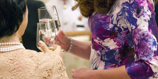 Herzogin Kate & Mary Tan: Wein statt Wasser