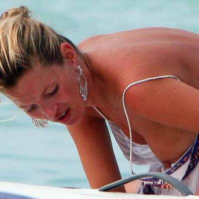 Kate Moss auf Formentera: Busenblitzer
