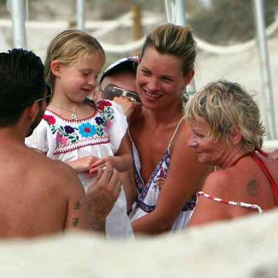 Kate Moss auf Formentera: Busenblitzer