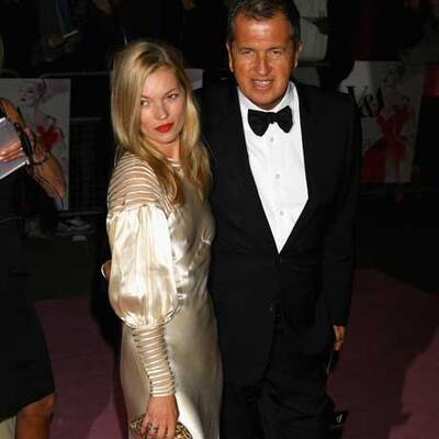 Kates Kleid ist völlig zerfetzt.