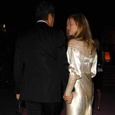 Kates Kleid ist völlig zerfetzt.