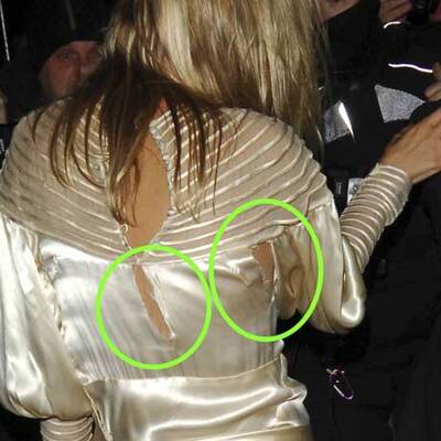 Kates Kleid ist völlig zerfetzt.