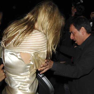 Kates Kleid ist völlig zerfetzt.