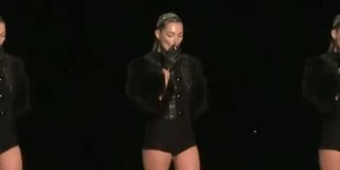 Kate Moss qualmt am Catwalk