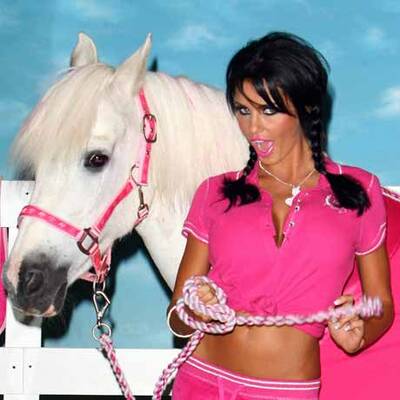 Katie Price: Reiter-Mode & Höschen-Schau