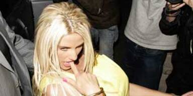 katie price mit finger im mund