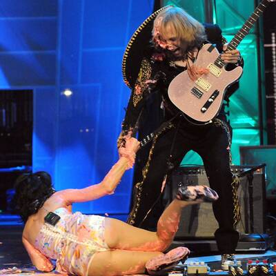 Katy Perry: Sturz nach Tortenschlacht