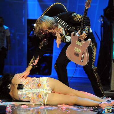 Katy Perry: Sturz nach Tortenschlacht