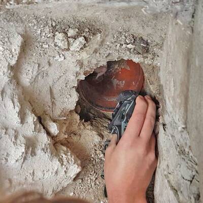 Baby-Katze aus Abflussrohr gerettet