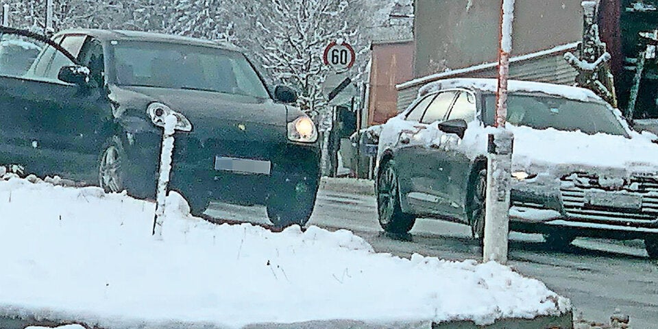 Ehemann rammt Auto der Frau und verprügelt sie Hopfgarten