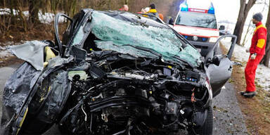 Rätsel um Crash: Mann raste frontal in Baum 