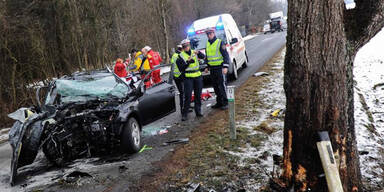 Rätsel um Crash: Mann raste frontal in Baum 