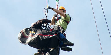 Paragleiter verfängt sich in Seilbahn 