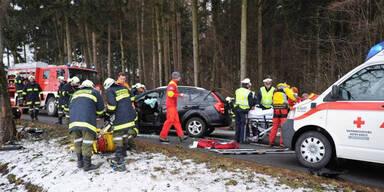 Rätsel um Crash: Mann raste frontal in Baum 