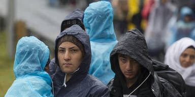 Trotz Wintereinbruchs Tausende Fl&uuml;chtlinge auf der Balkanroute