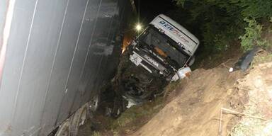 Ein Toter bei Frontalcrash mit Lkw 