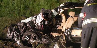 Ein Toter bei Frontalcrash mit Lkw 