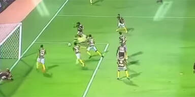 Verletzter Kicker verhindert Tor des eigenen Teams