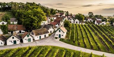 andeshauptfrau Johanna Mikl-Leitner und LH-Stellvertreter Stephan Pernkopf pr&auml;sentieren neues Handbuch und Baukulturerbepaket als Unterst&uuml;tzung f&uuml;r den Erhalt des Kulturerbes Kellergassen.&nbsp;