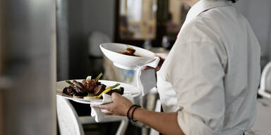 kellnerin beim servieren