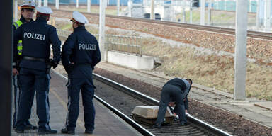 Kinderwagen rollt auf Gleise: Kleinkind tot