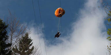 Paragleiter verfängt sich in Seilbahn 