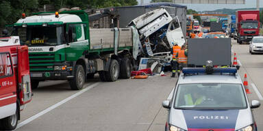 Mega-Stau auf A1 wegen Lkw-Unfall