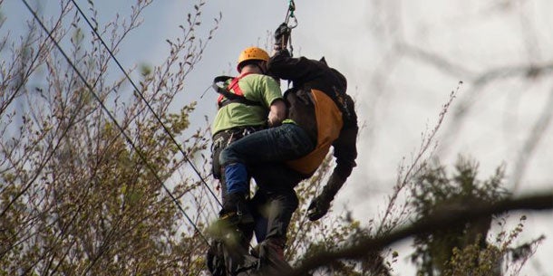 Paragleiter verfängt sich in Seilbahn