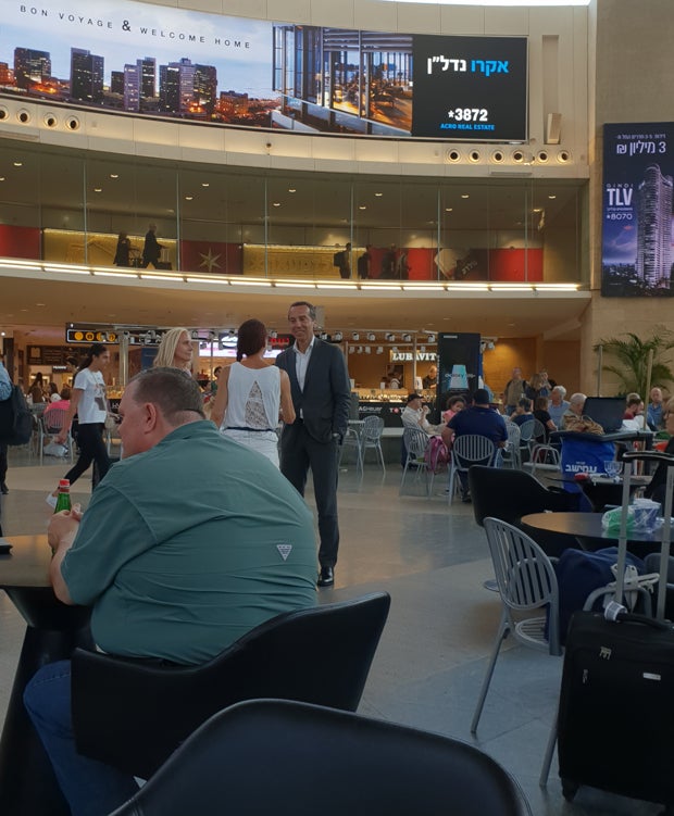 Kern bezieht sein neues Büro in Tel Aviv