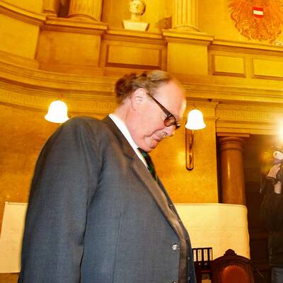 Mensdorff muss sein Firmengeflecht erklären.