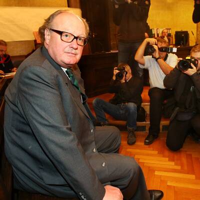 Mensdorff muss sein Firmengeflecht erklären.