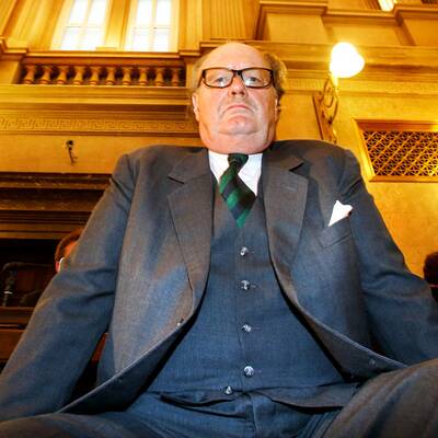 Mensdorff muss sein Firmengeflecht erklären.