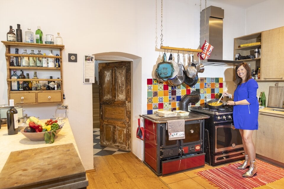 In der urigen Bauernküche kocht die Mutter eines 19-järhigen Sohnes am Retro-Herd auf – im Winter verleiht der Holzofen dem Raum noch mehr Gemütlichkeit.