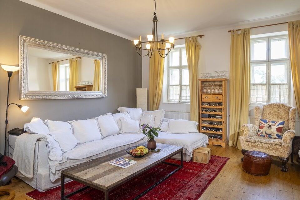 Englischer Landhausstil trifft südburgenländisches Bauernhaus: Dank der recht hohen Wände wirken die Räume luftig. „Die Aura eines Raums ist ausschlaggebend für mich“, so die Autorin.