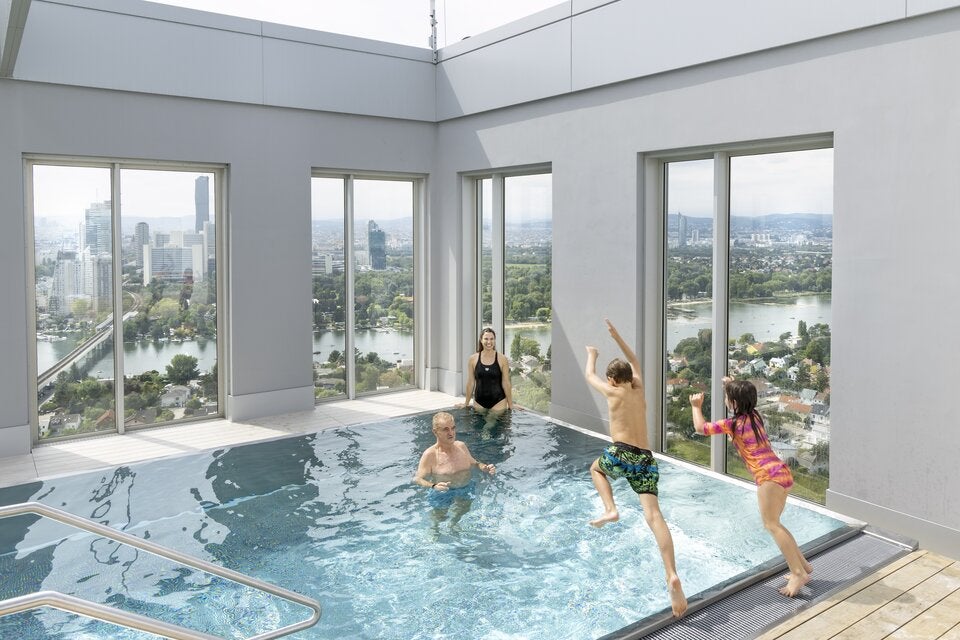 Im Gemeinschaftpool am Dach können die Kids, aber auch Kristina und Artur Worseg nach einem harten Schul- und Arbeitstag planschen. Das Wichtigste war ihnen aber die Nähe der Wohnungen zu Schule und U-Bahn. 