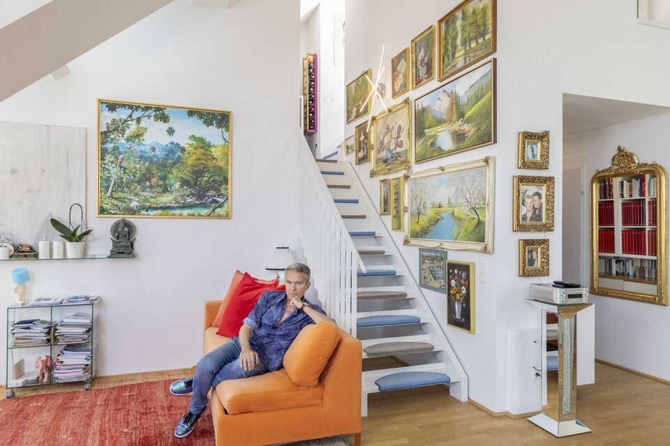 Auf der gemütlichen Couch vor den Bildern seines Vaters relaxt der Mörbisch-Intendant nach stressigen Tagen.